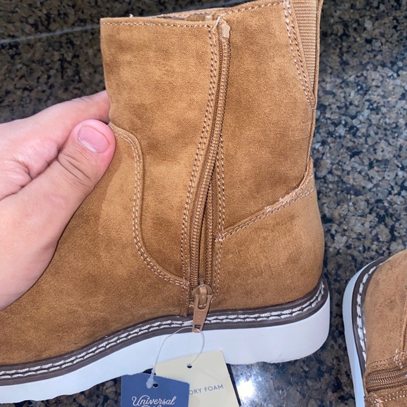Size 7 Universal threads woman boots - Picture 5 of 6